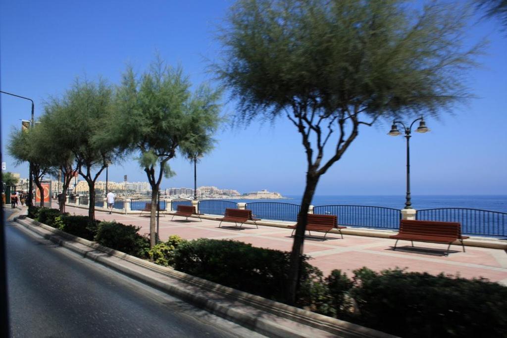 Modern Apartment Steps To St George'S Bay St. Julian's Exterior foto